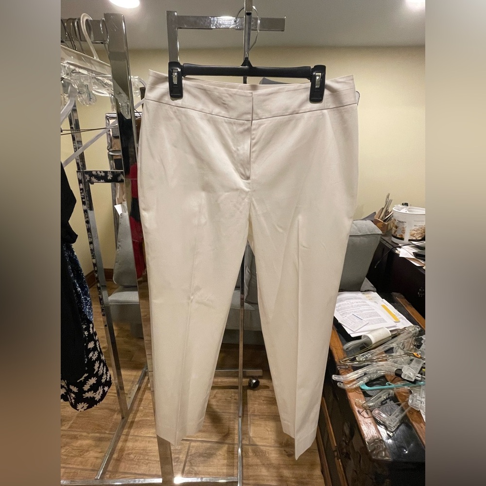 Anne Klein white cropped pants. Stretch. Size 8.
